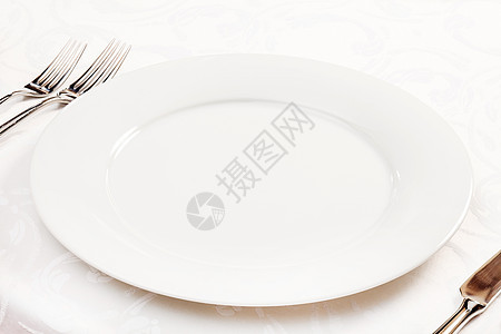 带叉子和刀具的白色空板用具食物盘子陶瓷银器服务早餐晚餐厨具金属图片