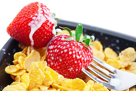 白边隔绝的碗中的草莓 牛奶 叉和片片玉米水果燕麦食物厨房早餐宏观美食谷物勺子图片