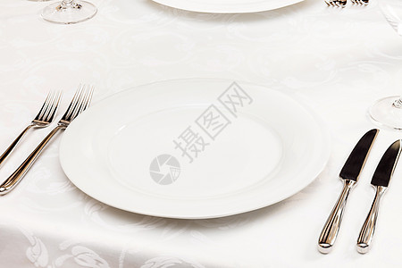 带叉子和刀具的白色空板餐厅食物午餐盘子环境桌子用具餐具银器金属图片