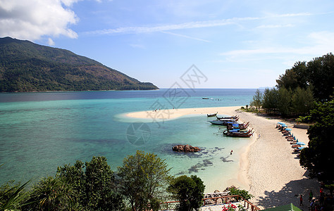 泰国利佩岛清水和蓝天空热带蓝色旅游支撑地平线尾巴假期旅行悬崖海滩图片