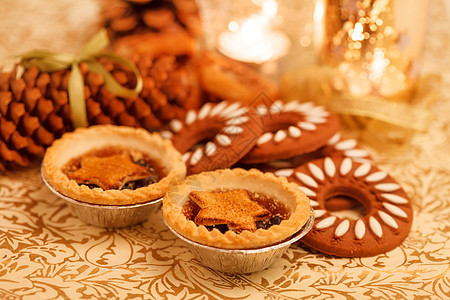 圣诞节甜点金子食物巧克力水果星形香料锥体蛋糕文化丝带图片