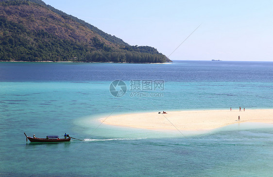 泰国利佩岛清水和蓝天空运输假期娱乐岩石海景尾巴晴天天堂血管海洋图片