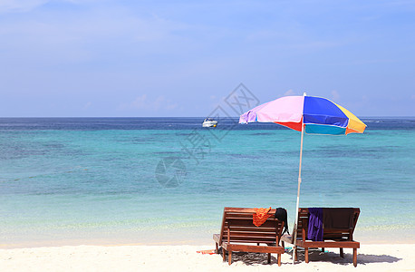 泰国利佩岛的海滩家具组装支撑海岸天空假期娱乐天堂岩石珊瑚情调悬崖图片