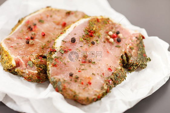 配香料的原猪肉肉鱼片食物百里香白色黑色香菜红色草本植物猪肉牛扒图片