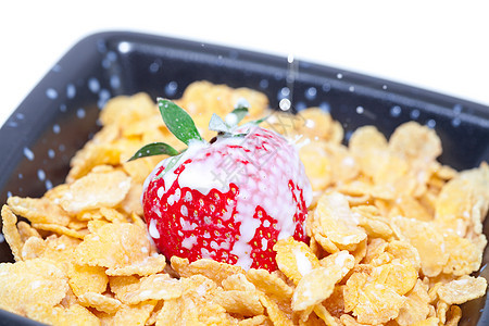 白边隔绝的碗中的草莓 牛奶和片片片用具早餐玉米生活美食饮食薄片燕麦厨房饮料图片
