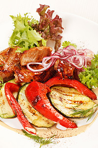 肉类加烤蔬菜猪肉青菜美食盘子食物胡椒草药洋葱棕色炙烤图片