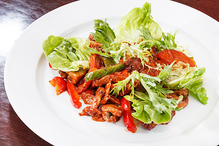含有蔬菜的肉类油炸胸部盘子午餐美食炙烤宏观木头鱼片胡椒图片