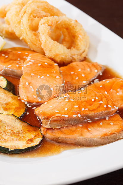 有蔬菜的三文鲑鱼脂肪营养餐厅盘子美味健康食物美食牛扒鱿鱼图片