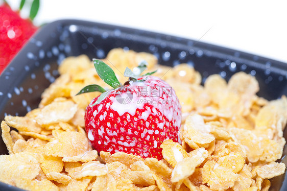 白边隔绝的碗中的草莓 牛奶和片片片小吃谷物玉米用具宏观食物燕麦美食水果饮料图片