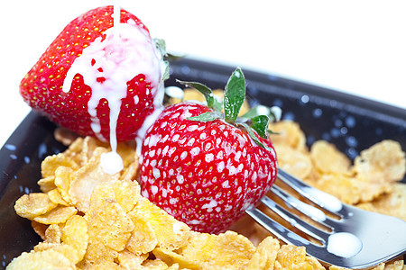 白边隔绝的碗中的草莓 牛奶和片片片燕麦食物谷物用具勺子饮料玉米薄片早餐宏观图片
