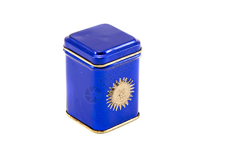 白上孤立茶叶的蓝色金属盒图片