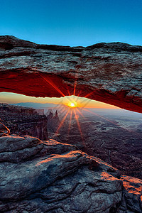 Mesa Arch 日出时的垂直视图图片