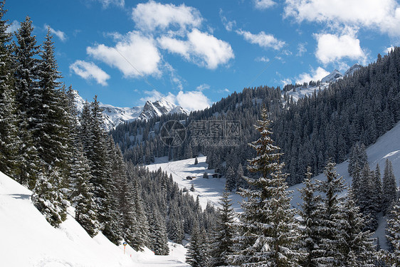 Montafon滑雪山谷运动旅行旅游游客活动全景景观松树地质学蓝色图片