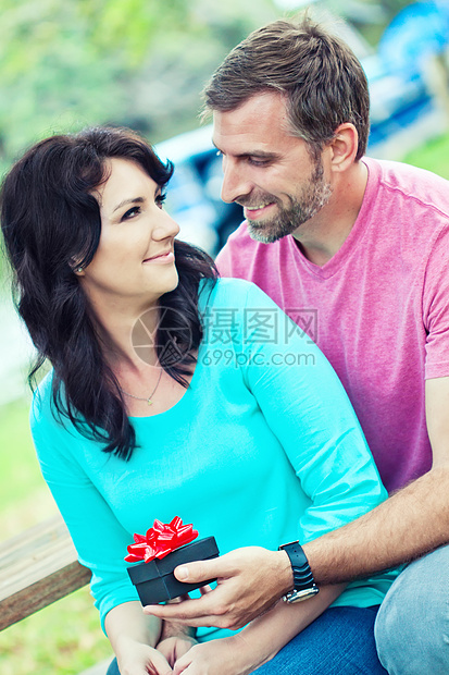 快乐的情侣头发男人礼物卷曲女性女孩家庭蓝色男性成人图片