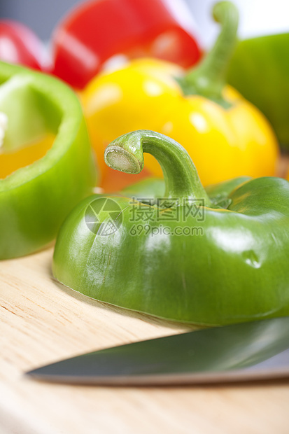 混合胡椒切碎板绿色食物生产红色切菜板烹饪蔬菜黄色图片