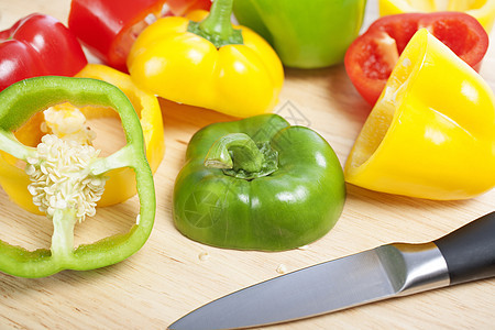 混合胡椒切碎板切菜板绿色黄色烹饪蔬菜红色食物生产图片