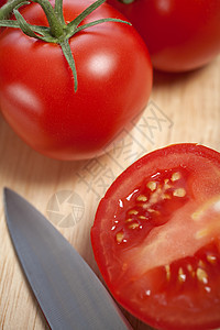 切碎板上新鲜西红柿红色食物烹饪图片
