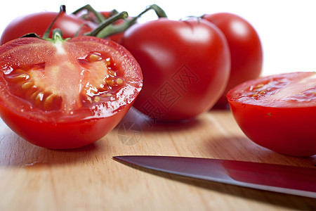 切碎板上新鲜西红柿红色食物烹饪图片