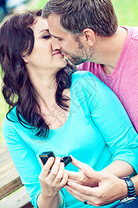 快乐的情侣乐趣蓝色卷曲女性男人头发订婚礼物公园幸福图片