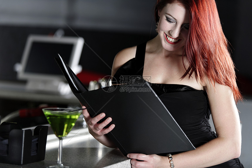 妇女阅读葡萄酒清单快乐女孩套装俱乐部工作菜单休息裙子酒单女性图片