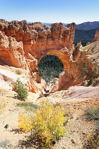 天然石石桥侵蚀悬崖高原图层旅行风景沙漠岩石地标拱门图片