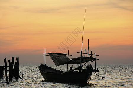 日出时传统渔船的轮光 高梁伊斯拉剪影码头高跷天空橙子海洋日落渔民钓鱼热带图片