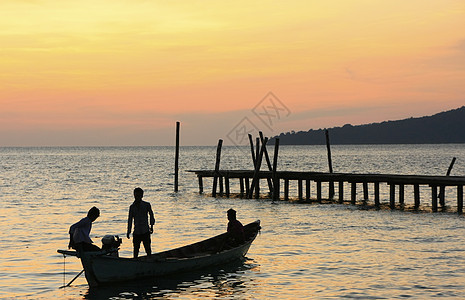 日出时传统渔船的轮光 高梁伊斯拉海湾天堂剪影高跷钓鱼橙子太阳渔民海洋日落图片