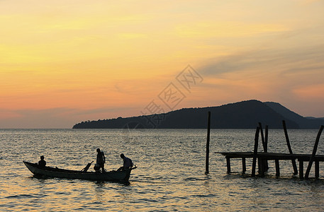 日出时传统渔船的轮光 高梁伊斯拉棕榈海洋码头天空渔民钓鱼剪影太阳橙子高跷图片