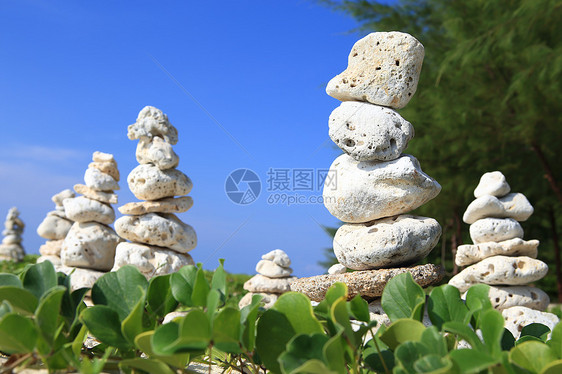 海滩附近的平衡石块蓝色团体场景海岸石头治疗冥想瓦砾岩石矿物图片