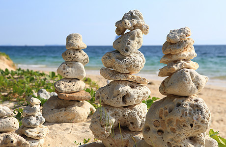 海滩附近的平衡石块热带卵石石头团体海景瓦砾生长场景冥想蓝色图片