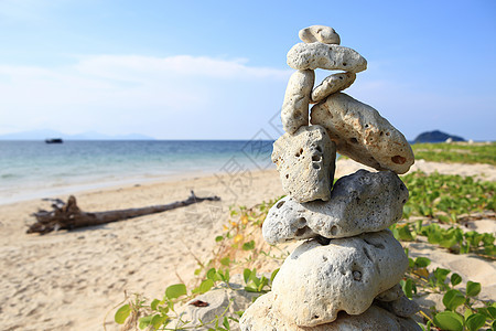 海滩附近的平衡石块治疗热带蓝色海景卵石建筑支撑海岸石头生长图片