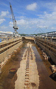 Crane靠近船坞一个覆盖的干燥码头货物全景天空维修港口抛光货运工程制造业运输图片
