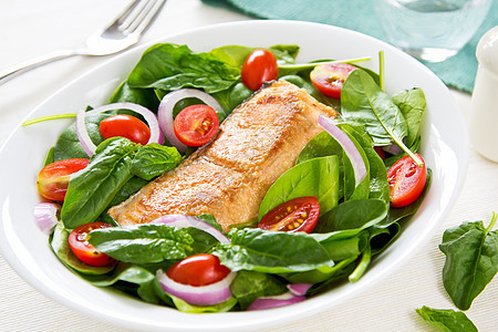 含有菠菜沙拉的鲑鱼饮食食物绿色西红柿蔬菜叶子沙拉营养水果菠菜图片