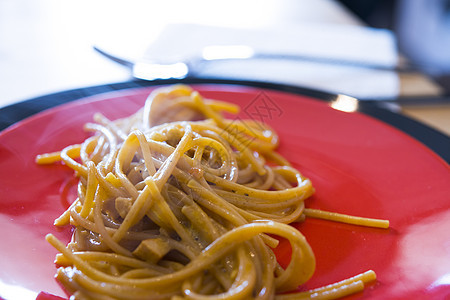 意大利面条acolbara主菜餐具胡椒盘子桌子食物奶油猪肉午餐美食图片