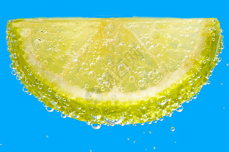 矿泉水中的柠檬口渴水果补品气泡香橼黄色健康蓝色饮料背景图片