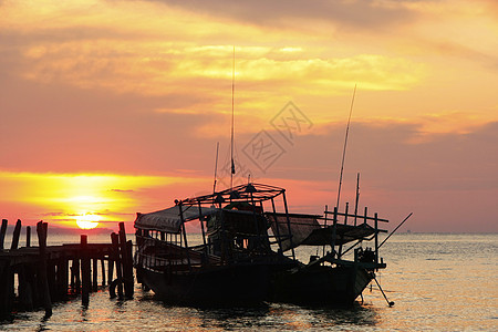 日出时传统渔船的轮光 高梁岛码头钓鱼太阳热带日落剪影天空天堂渔民高跷图片