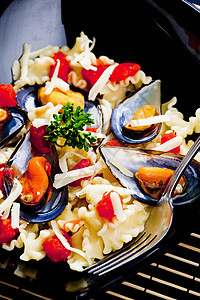 含有贝贝和切碎番茄的意大利面盘子食物内饰静物叉子菜肴熟食膳食营养专业图片