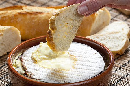 干酪油锅面包营养乳制品静物盘子奶制品火锅食物图片