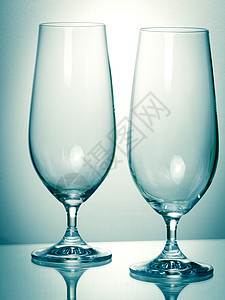 啤酒两杯空杯子图片