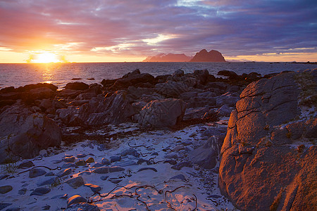 海滩岩石日落午夜日光海岸线海岸石头全景海洋太阳风景岩石支撑海滩背景