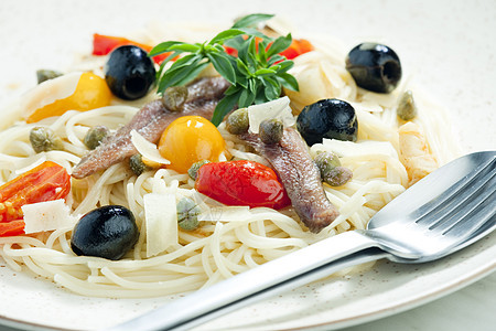 含食肉 披头菜和橄榄的意大利面勺子营养膳食菜肴食品蔬菜美食盘子熟菜食物图片