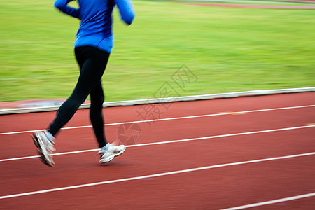 年轻妇女在赛场和田径体育场跑步慢跑者女孩训练竞技闲暇运动装蓝色女士快乐场地图片