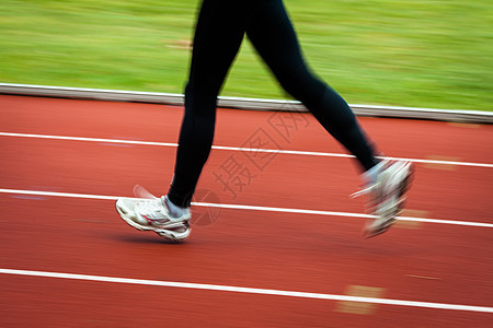 年轻妇女在赛场和田径体育场跑步赛跑者运动员快乐闲暇蓝色运动女士女性场地竞赛图片
