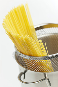 锅中的意大利面厨具面条黄色静物营养食物美食炊具滤器图片