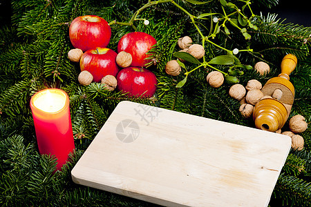 圣诞节还带着蜡烛过着圣诞符号水果核桃内饰传统食物坚果静物图片