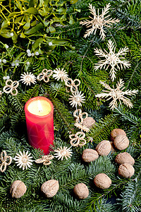 圣诞节还带着蜡烛过着圣诞核桃符号坚果食物内饰静物传统图片