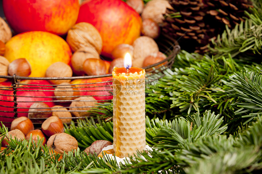 圣诞节还带着蜡烛过着圣诞内饰榛子坚果静物符号水果食物传统核桃图片