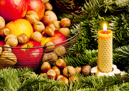 圣诞节还带着蜡烛过着圣诞榛子静物食物水果坚果内饰符号传统核桃图片
