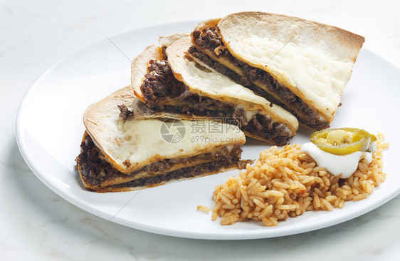 附带小牛肉和切碎豆的玉米饼盘子豆子营养美食食品菜肴内饰碎肉熟食静物图片