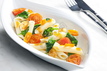 有菠菜和樱桃番茄的意大利面营养美食菜肴静物熟食叉子食品熟菜西红柿食物图片